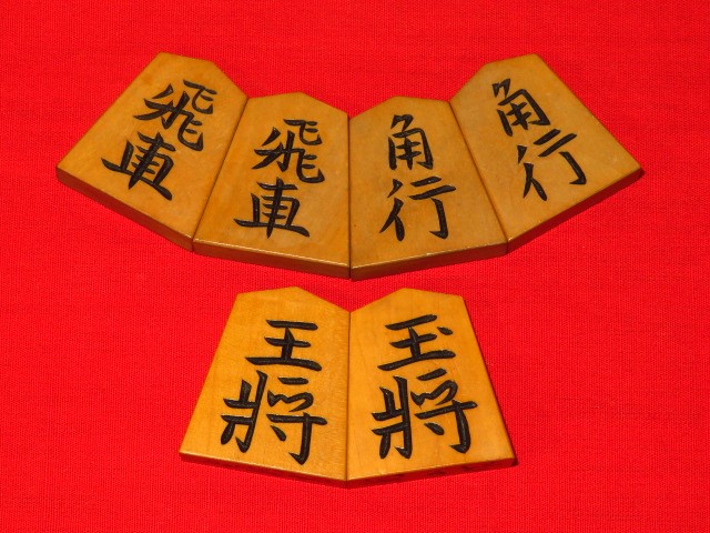 【将棋駒】　雲南つげ　上彫　新型　42個　未使用　桐箱有り 将棋駒】 雲南つげ 上彫 新型 42個 未使用 桐箱有り